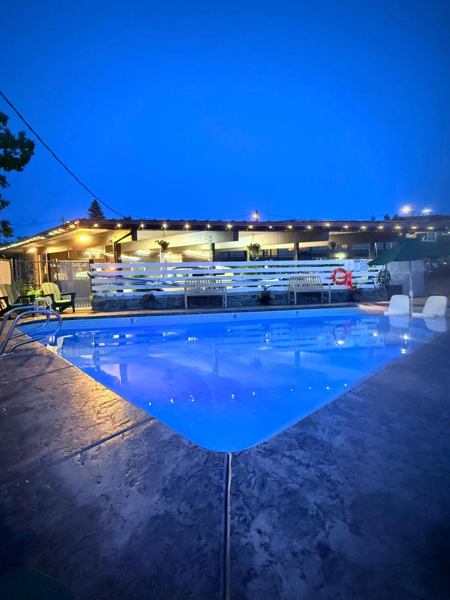 Motel Timbers And 2*